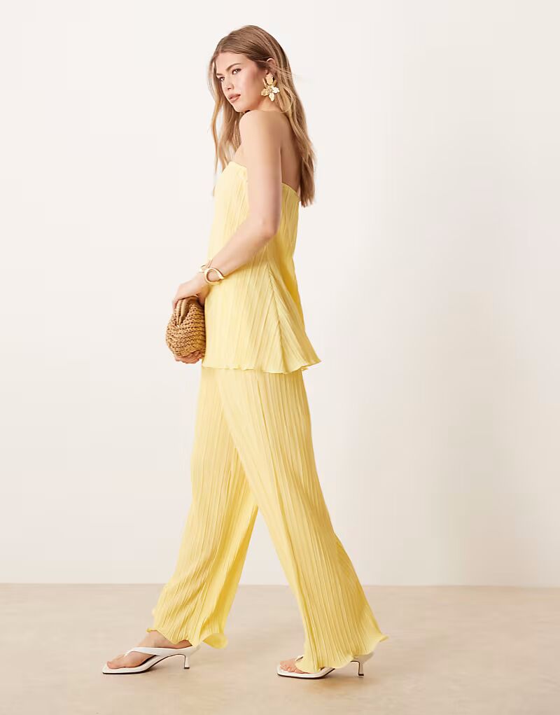 Плиссированные брюки с подвернутым краем ванильно-желтого цвета Yas
Плиссированные брюки с подвернутым краем ванильно-желтого цвета Yas