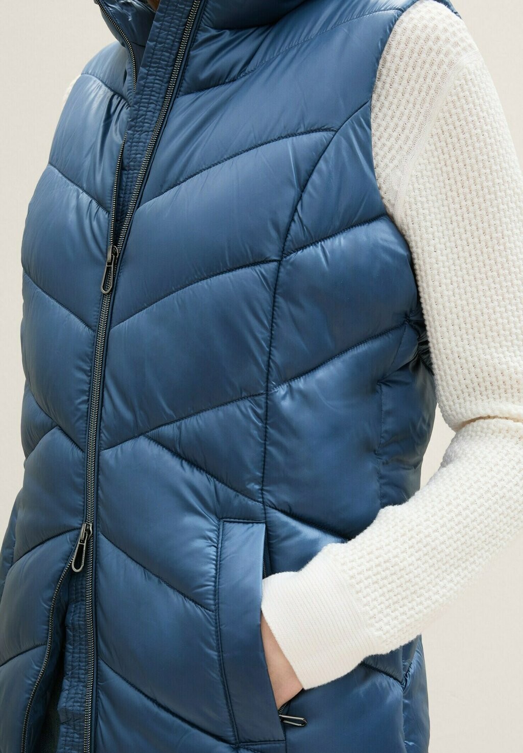 Жилет STEPP MIT KAPUZE TOM TAILOR, темно-синий
Жилет STEPP MIT KAPUZE TOM TAILOR, темно-синий