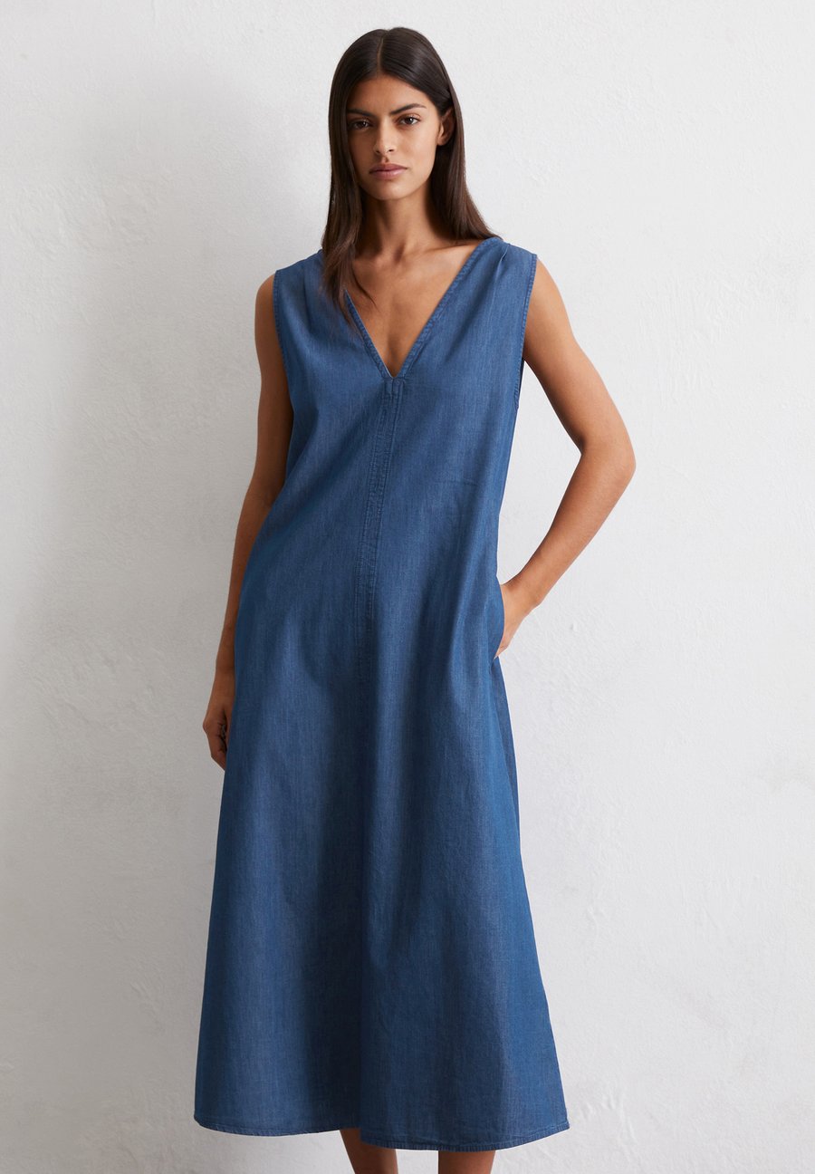 Платье Marc O'Polo LONG LENGTH V-NECK FLARED HEMLINE WIDER STRAPS, Dark Indigo Tencel Denim/Dark Blue
Платье Marc O'Polo LONG LENGTH V-NECK FLARED HEMLINE WIDER STRAPS, Dark Indigo Tencel Denim/Dark Blue