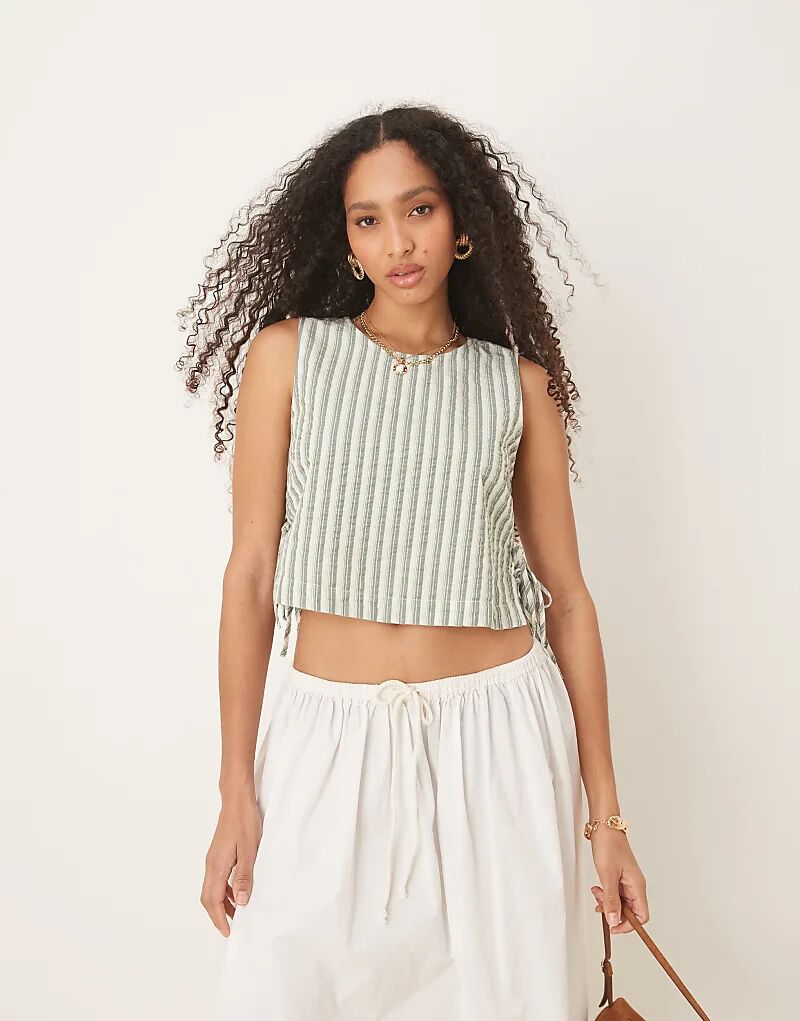 Льняной топ с завязками по бокам от Nobody's Child Verity в бежевую полоску
Льняной топ с завязками по бокам от Nobody's Child Verity в бежевую полоску