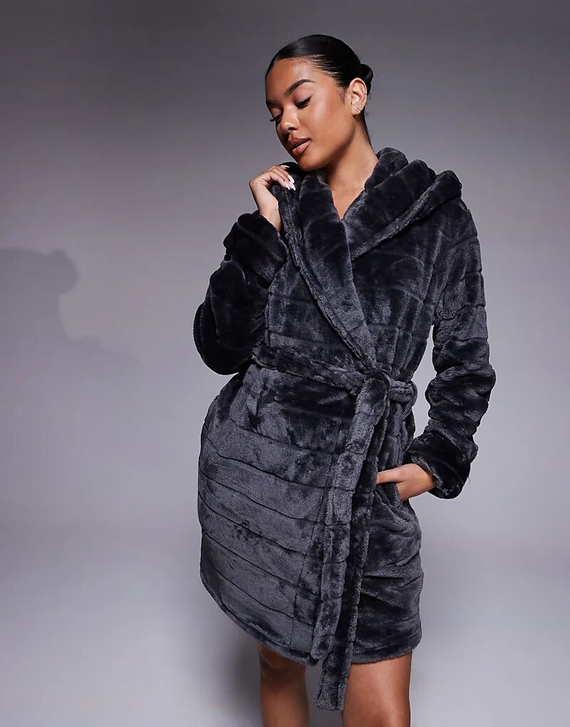 Короткий халат в полоску от Boux Avenue угольно-черного цвета
Короткий халат в полоску от Boux Avenue угольно-черного цвета