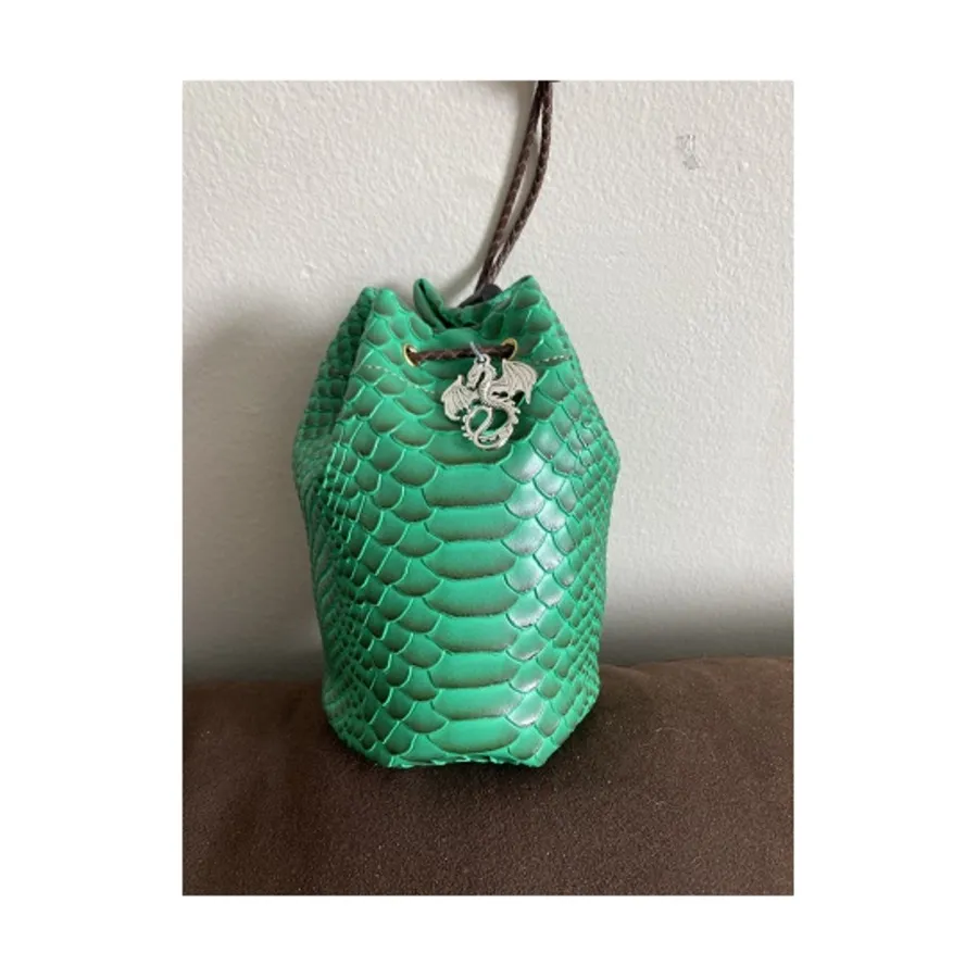 Средняя сумка для игральных костей из драконьей шкуры — зеленая, Dice Bags & Accessories (Shop in the Back)
Средняя сумка для игральных костей из драконьей шкуры — зеленая, Dice Bags & Accessories (Shop in the Back)