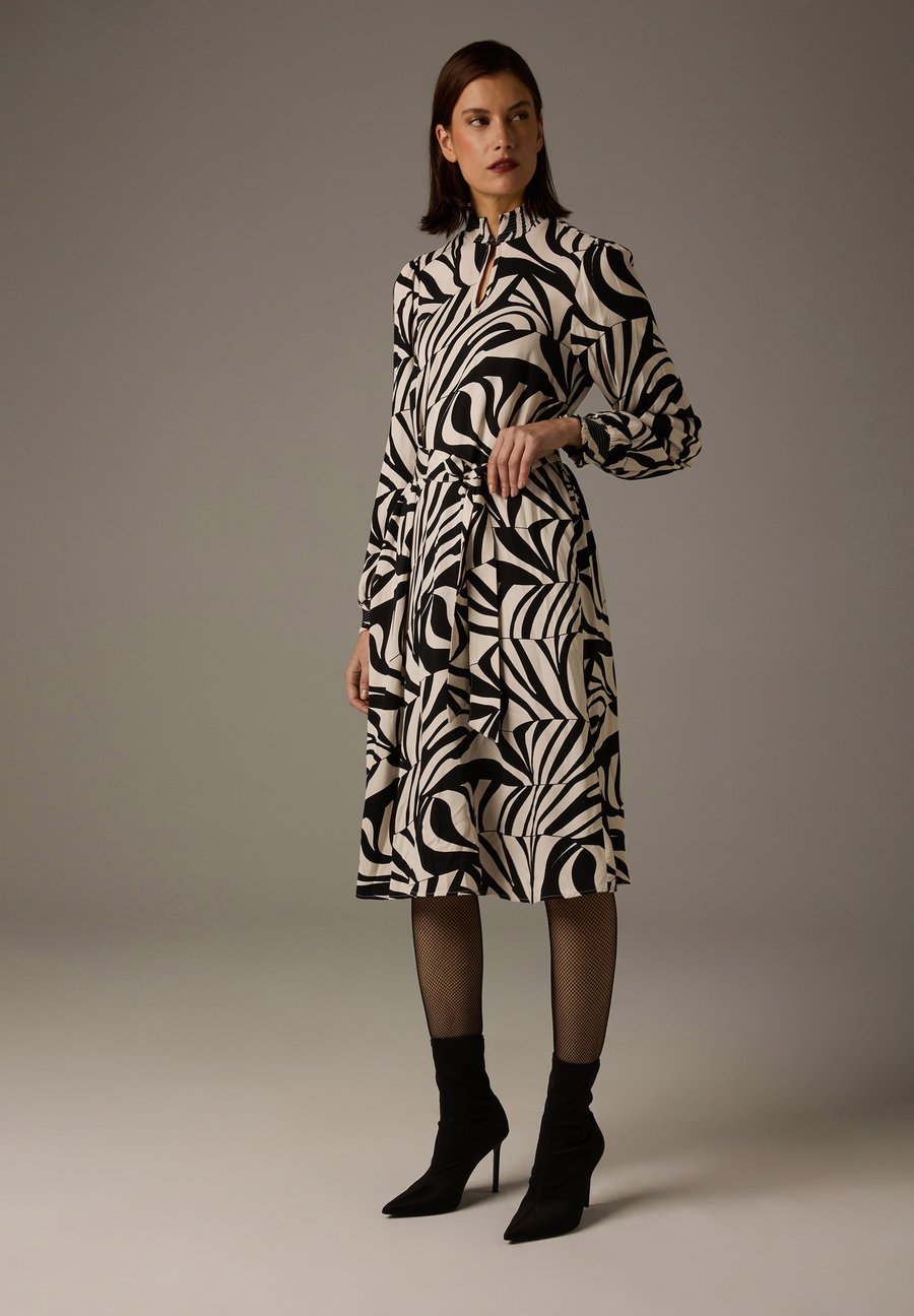 Платье More & More FLIESSENDES MIDI ALLOVERPRINT, Big Twotone Print/Multi-Coloured
Платье More & More FLIESSENDES MIDI ALLOVERPRINT, Big Twotone Print/Multi-Coloured