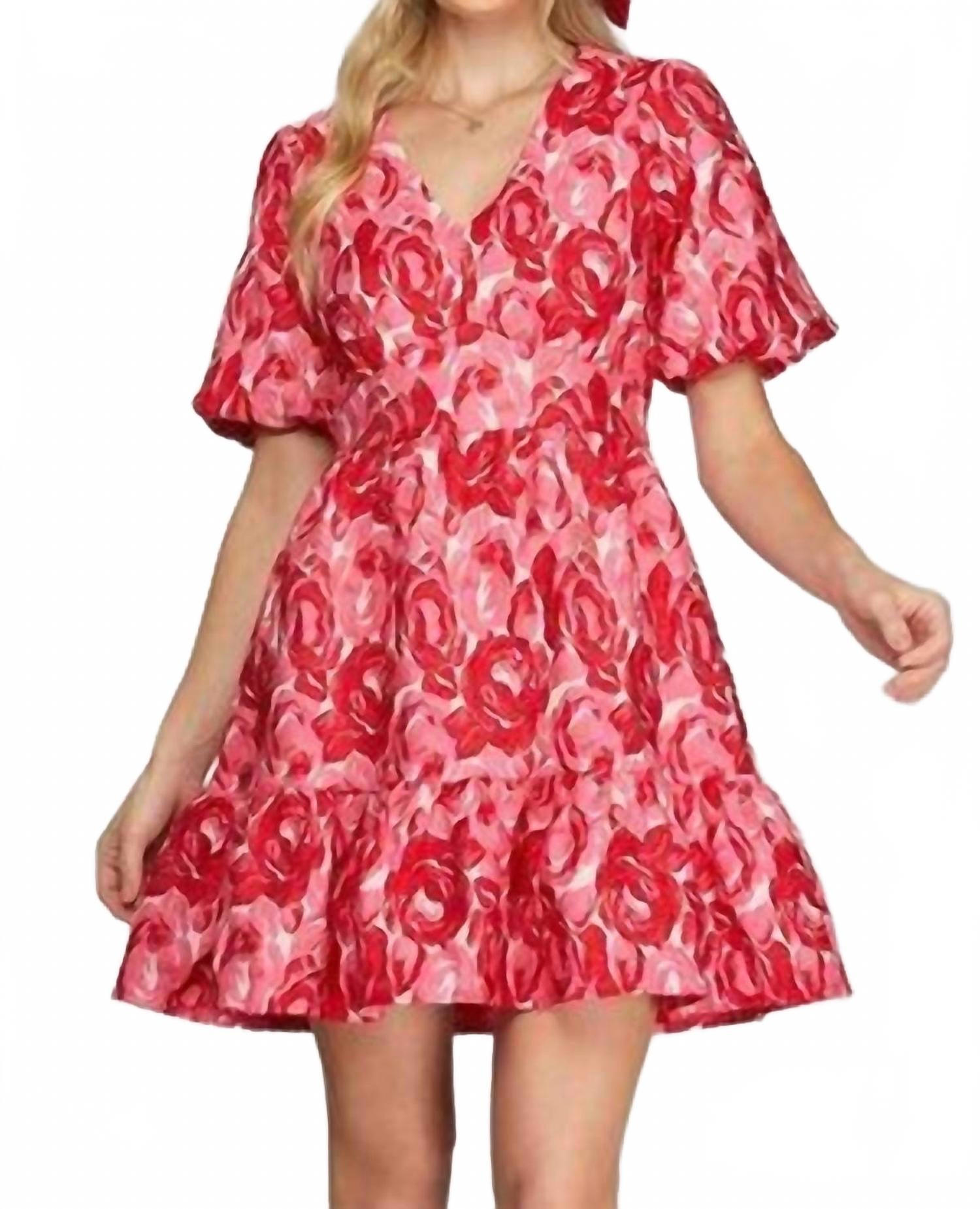 Розово-красное платье с пышными рукавами и цветочным принтом SHE + SKY
Розово-красное платье с пышными рукавами и цветочным принтом SHE + SKY