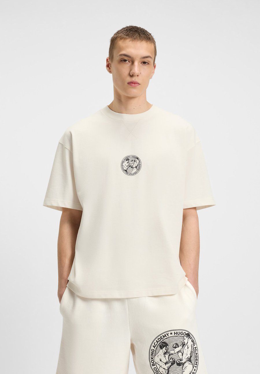 Футболка HUGO Print T-shirt, Natural/Off-White, Белый, Футболка HUGO Print T-shirt, Natural/Off-White
Футболка HUGO Print T-shirt, Natural/Off-White, Белый, Футболка HUGO Print T-shirt, Natural/Off-White