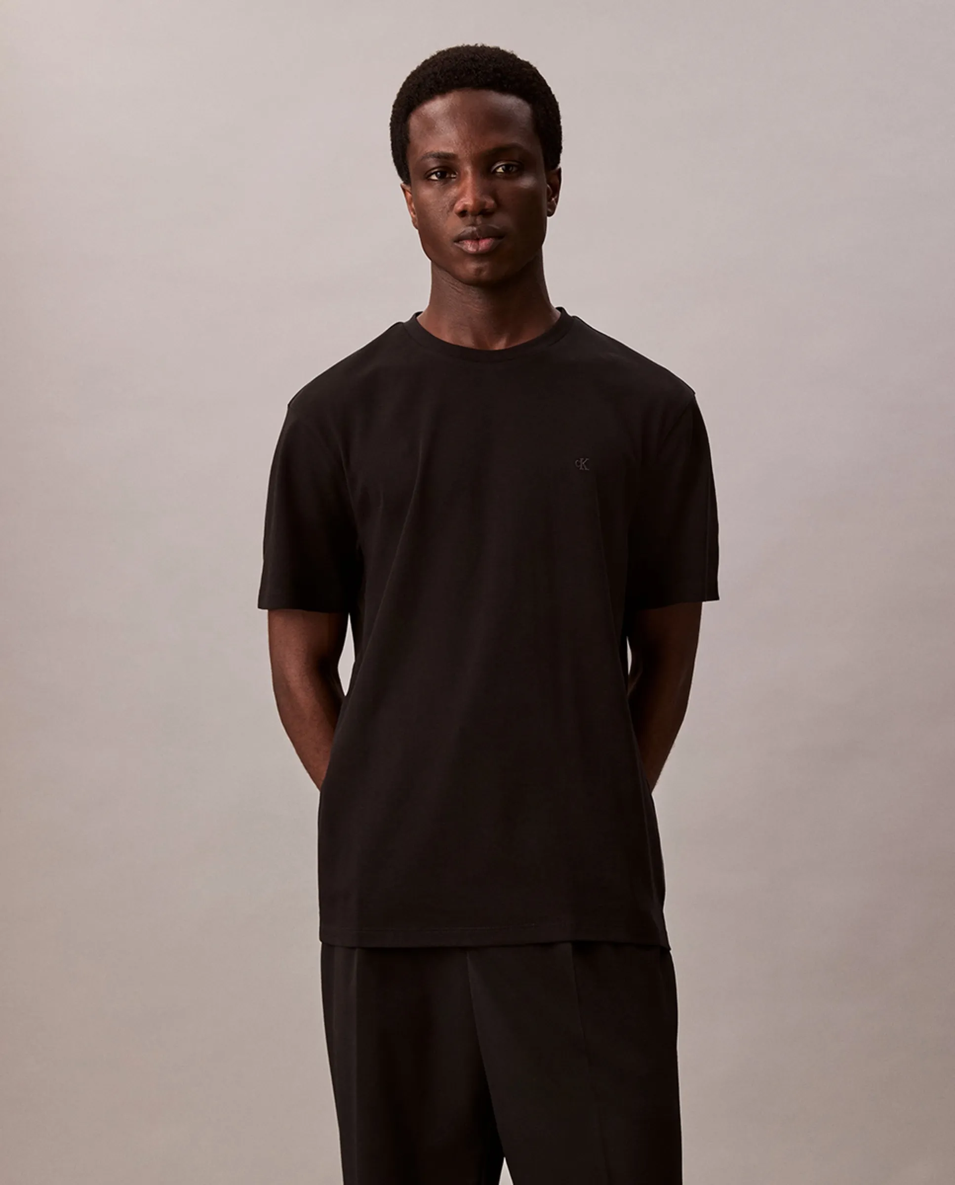 Футболка мужская с вышитым логотипом Calvin Klein, черный 
Футболка мужская с вышитым логотипом Calvin Klein, черный
