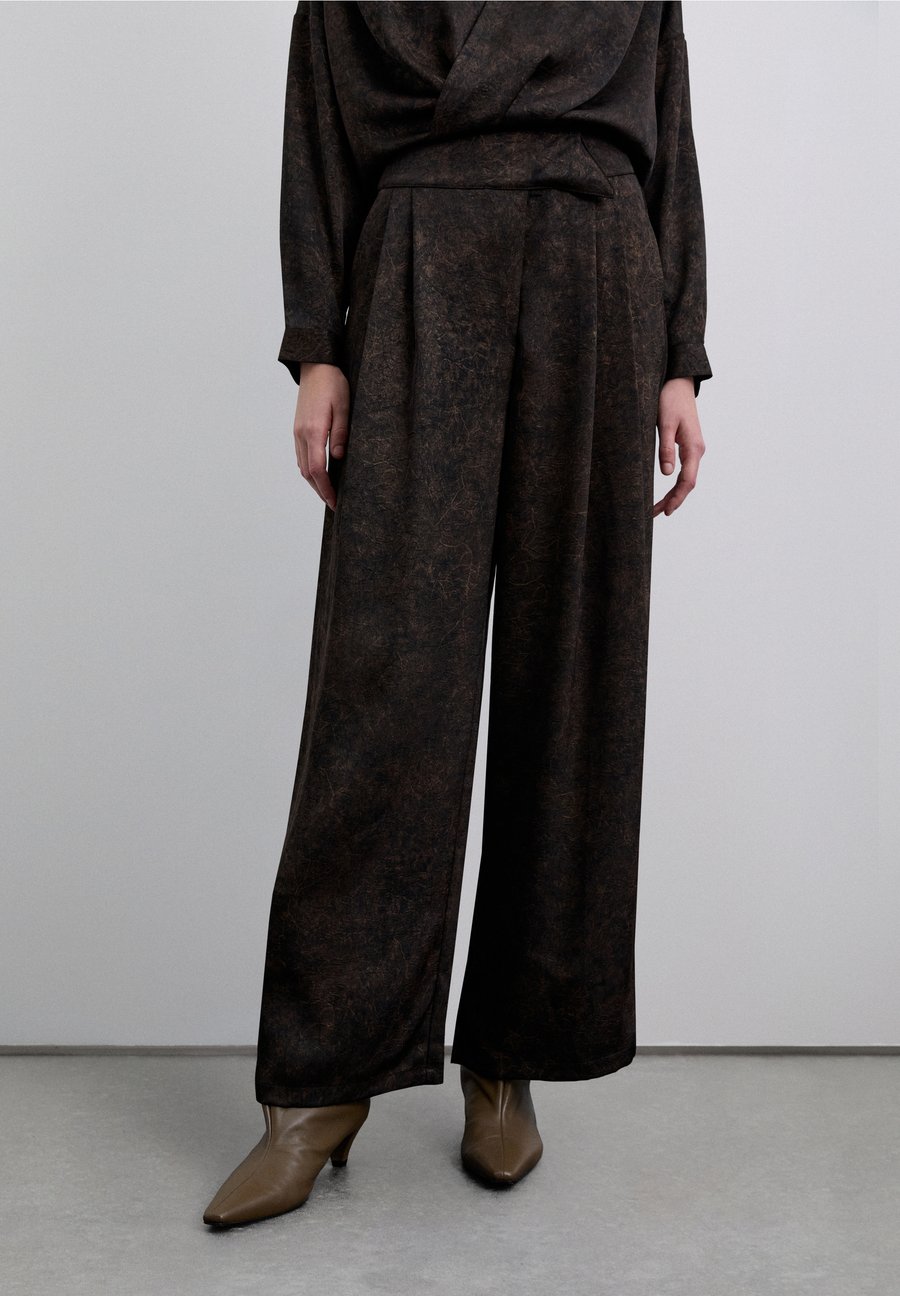 Брюки Scalpers FOIL , Black
Брюки Scalpers FOIL , Black