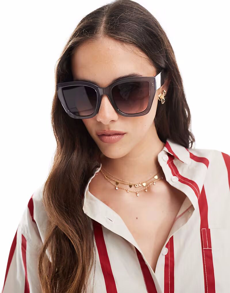 Солнцезащитные очки Aire Haedus в квадратной оправе большого размера в дымчато-сером цвете
Солнцезащитные очки Aire Haedus в квадратной оправе большого размера в дымчато-сером цвете