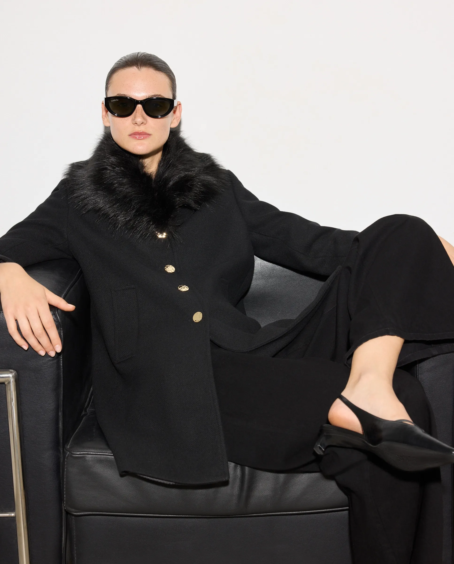 Женское пальто-пиджак с мехом и золотой пуговицей Woman El Corte Inglés
Женское пальто-пиджак с мехом и золотой пуговицей Woman El Corte Inglés