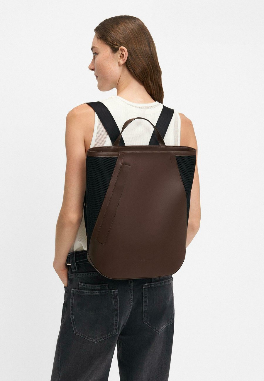 Рюкзак Liebeskind Berlin OVAL , Dunkelbraun/Dark Brown
Рюкзак Liebeskind Berlin OVAL , Dunkelbraun/Dark Brown