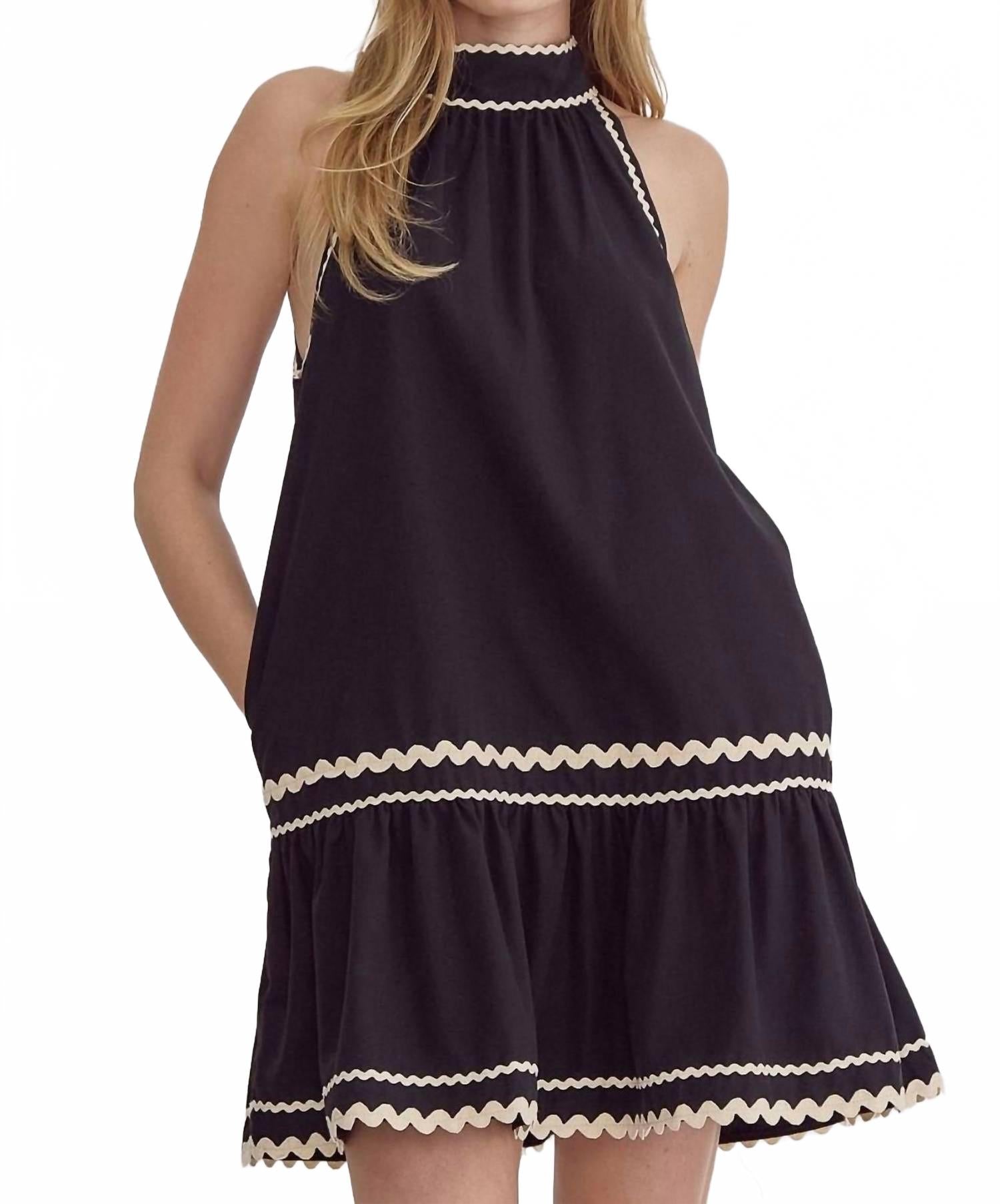 Черное мини-платье на бретелях Entro
Черное мини-платье на бретелях Entro