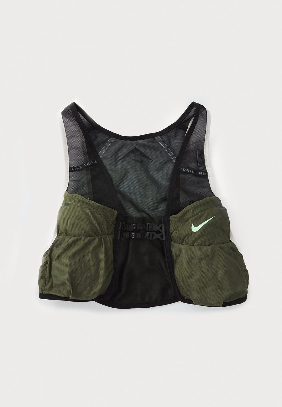 Рюкзак Nike Performance TRAIL VEST PRINTED UNISEX, Black/Mediumolive/Vaporgreen/Black
Рюкзак Nike Performance TRAIL VEST PRINTED UNISEX, Black/Mediumolive/Vaporgreen/Black