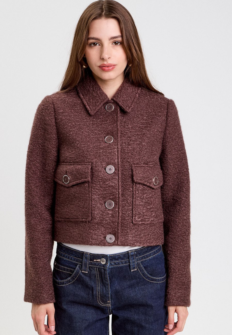 Флисовая куртка Cache Cache GERADE GESCHNITTENE KNÖPFBARE , Marron Foncé/Dark Brown
Флисовая куртка Cache Cache GERADE GESCHNITTENE KNÖPFBARE , Marron Foncé/Dark Brown