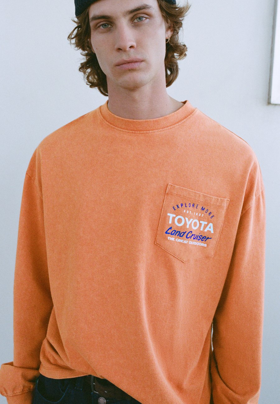 Топ PULL&BEAR Long sleeved top, Orange
Топ PULL&BEAR Long sleeved top, Orange