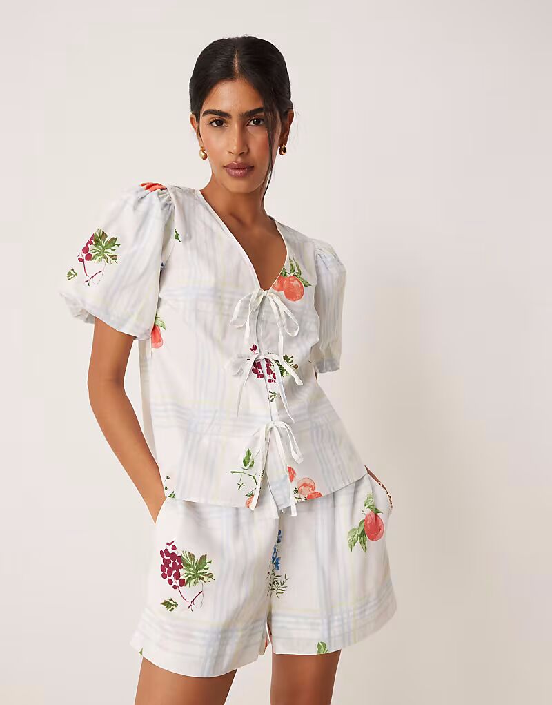 Топ-комбинация с завязкой от Nobody's Child Bernadetta в клетку с фруктовым принтом
Топ-комбинация с завязкой от Nobody's Child Bernadetta в клетку с фруктовым принтом