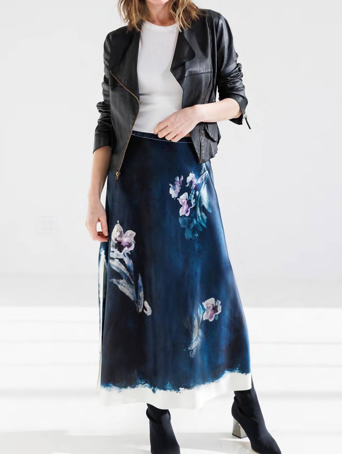 Кокетливая юбка в цветочек с теневым рисунком Go by Go Silk, цвет shadow dye floral
Кокетливая юбка в цветочек с теневым рисунком Go by Go Silk, цвет shadow dye floral
