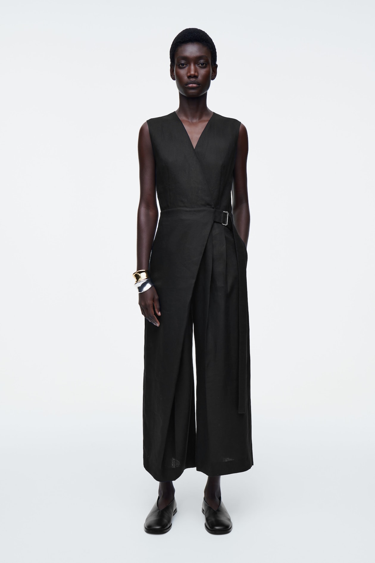 Льняной комбинезон с запахом спереди COS, черный
Льняной комбинезон с запахом спереди COS, черный