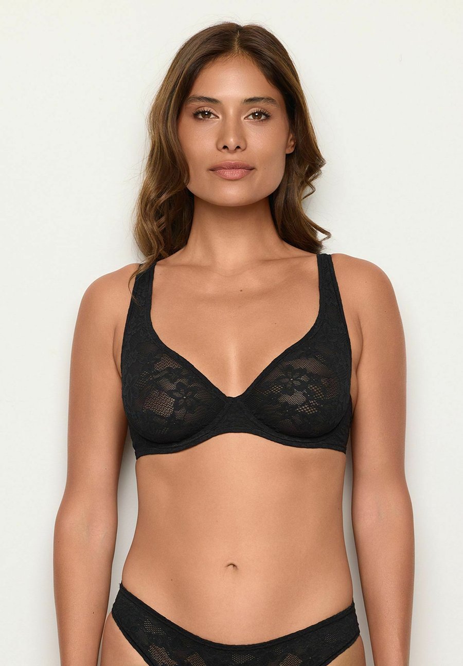 Бюстгальтер Yamamay Underwired bra, Black Floral/Black
Бюстгальтер Yamamay Underwired bra, Black Floral/Black