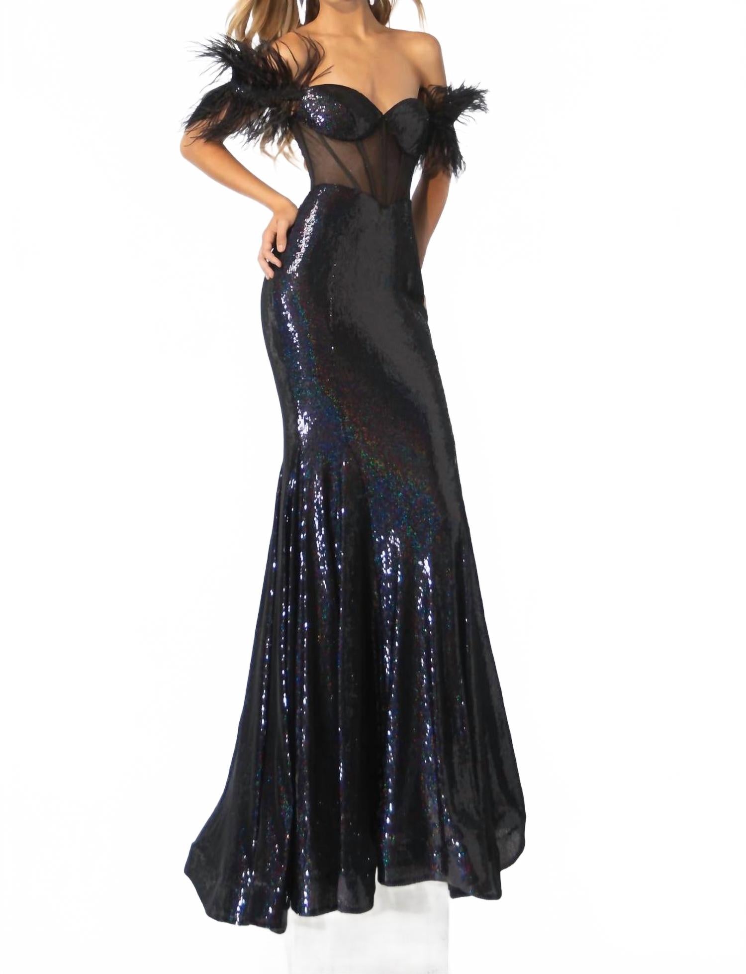 Черное платье с открытыми плечами и перьевыми деталями Ava Presley
Черное платье с открытыми плечами и перьевыми деталями Ava Presley
