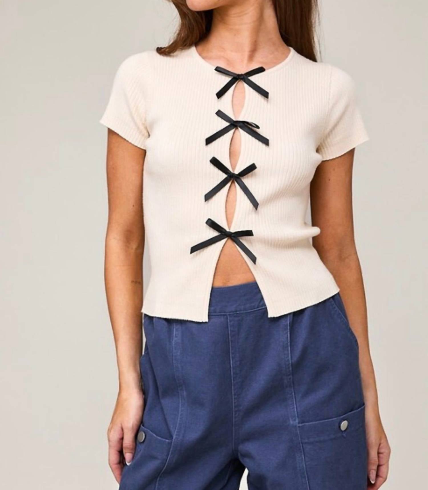 Топ с коротким рукавом и бантом в цвете айвори LE LIS, слоновая кость
Топ с коротким рукавом и бантом в цвете айвори LE LIS, слоновая кость