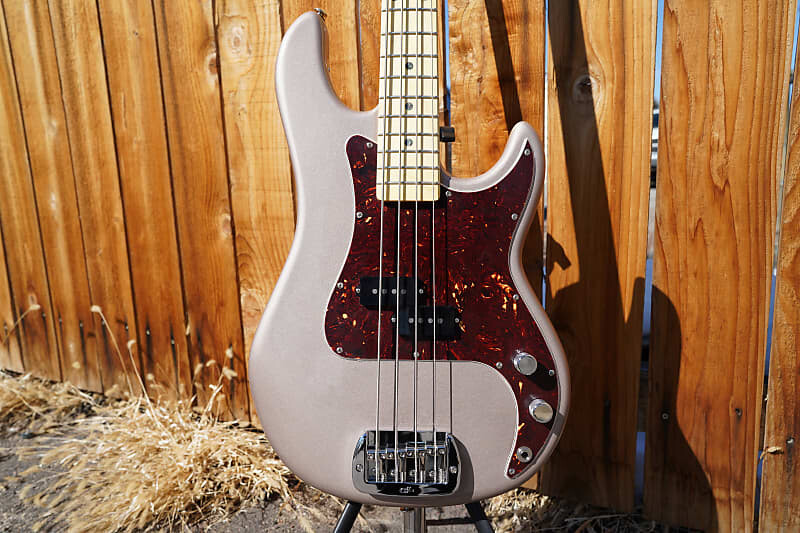 Басс гитара G&L USA Fullerton Deluxe LB-100 Shoreline Gold 4-String Electric Bass Guitar w/ Deluxe Gig Bag 2022
Басс гитара G&L USA Fullerton Deluxe LB-100 Shoreline Gold 4-String Electric Bass Guitar w/ Deluxe Gig Bag 2022