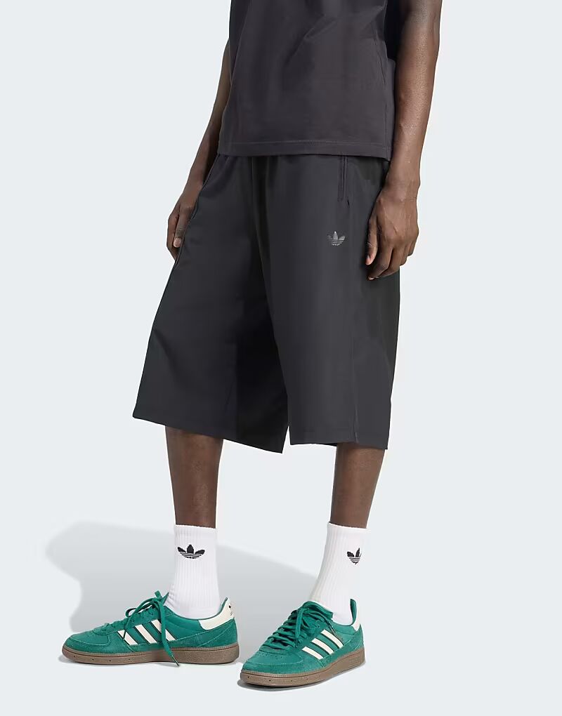 Свободные нейлоновые шорты Firebird черного цвета Adidas Originals
Свободные нейлоновые шорты Firebird черного цвета Adidas Originals