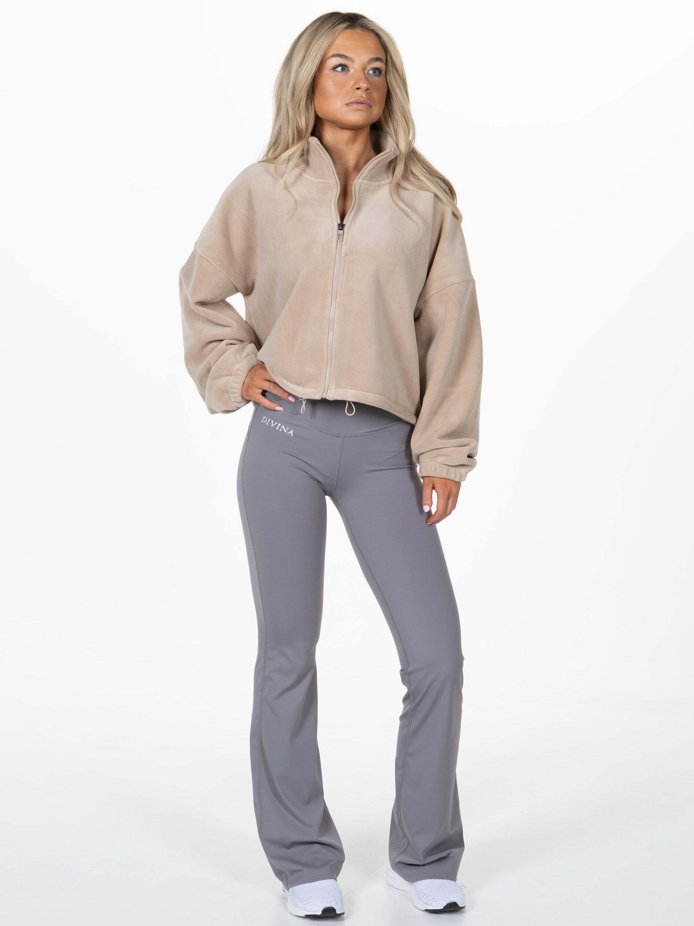 Divina Флисовая куртка 'Teddy' в бежевом цвете
Divina Флисовая куртка 'Teddy' в бежевом цвете