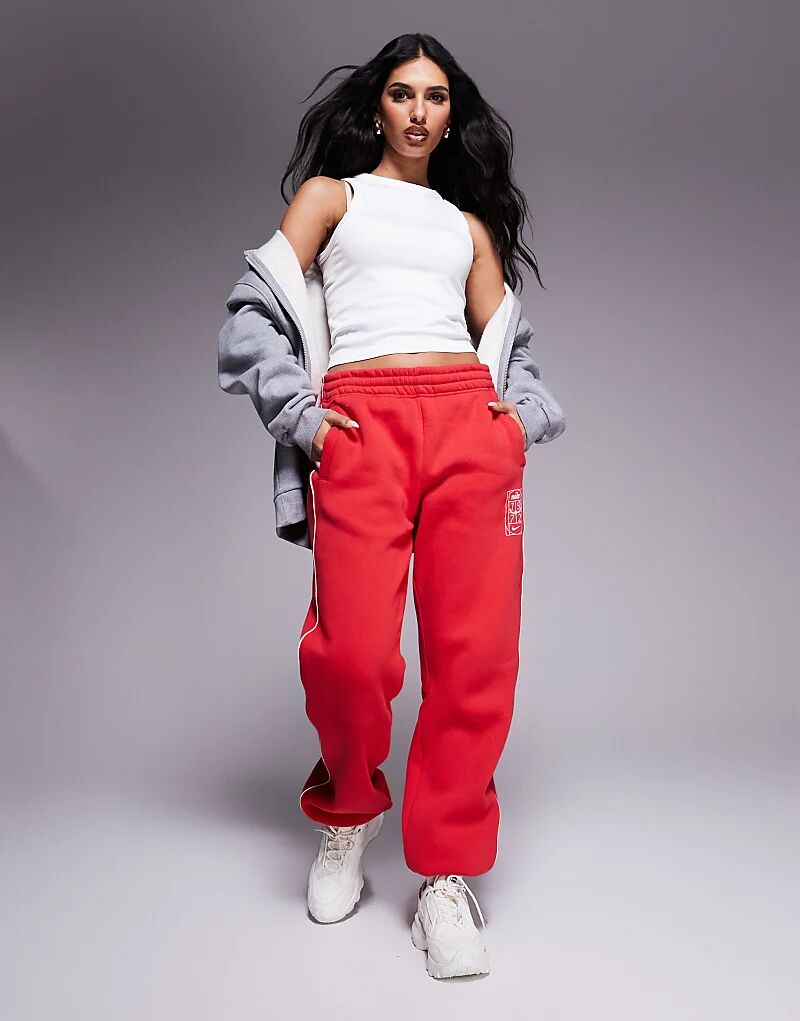 Трендовые флисовые джоггеры средней посадки красного цвета Nike
Трендовые флисовые джоггеры средней посадки красного цвета Nike