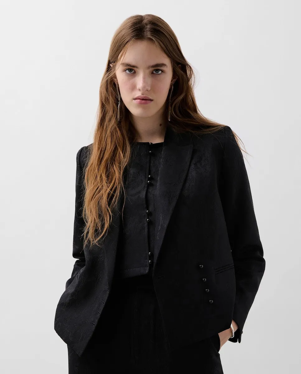 Укороченный женский пиджак из жаккардовой ткани Scalpers, черный
Укороченный женский пиджак из жаккардовой ткани Scalpers, черный