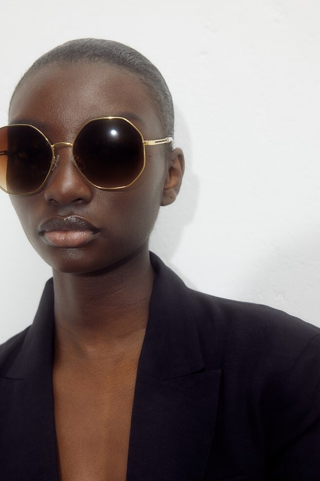 Солнцезащитные очки в узкой оправе H&M, коричневый
Солнцезащитные очки в узкой оправе H&M, коричневый