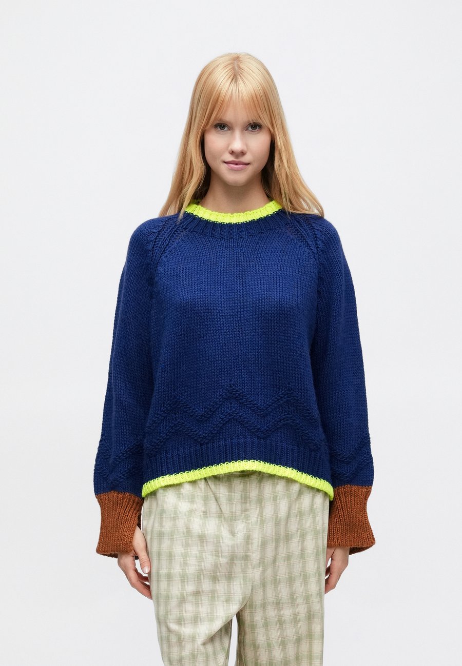 Джемпер Dr. Bloom SWEATER SERPENTINE, Azul/Dark Blue
Джемпер Dr. Bloom SWEATER SERPENTINE, Azul/Dark Blue