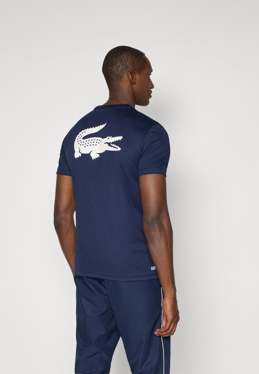 Футболка Lacoste Sport TENNIS, Navy Blue/Flour/Dark Blue, Синий, Футболка Lacoste Sport TENNIS, Navy Blue/Flour/Dark Blue
Футболка Lacoste Sport TENNIS, Navy Blue/Flour/Dark Blue, Синий, Футболка Lacoste Sport TENNIS, Navy Blue/Flour/Dark Blue