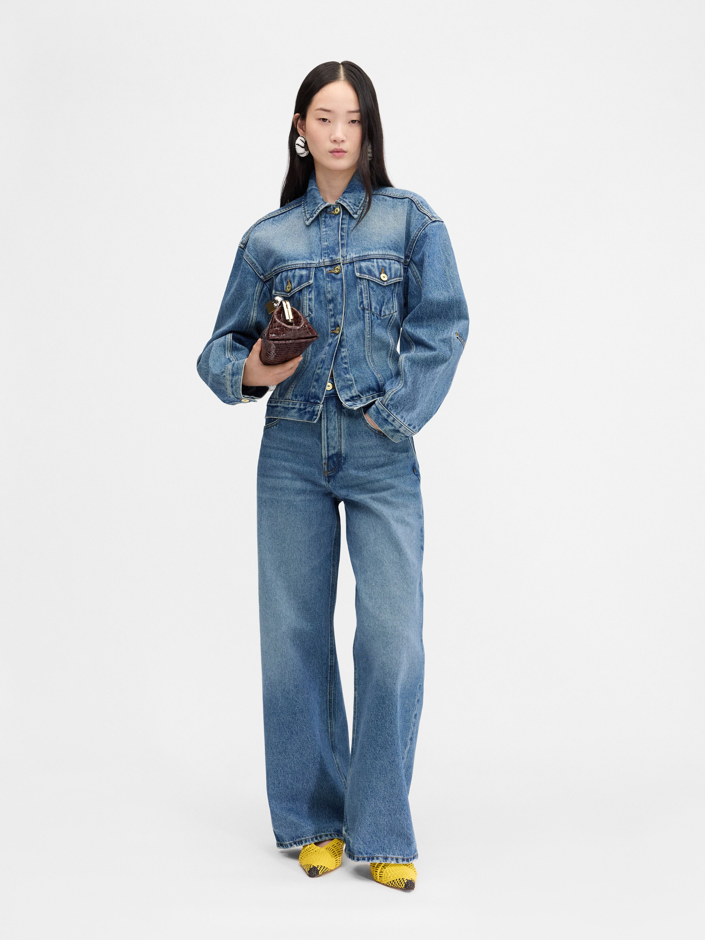 Изогнутая джинсовая куртка JACQUEMUS The denim de-Nîmes jacket, цвет Blue/Tabac
Изогнутая джинсовая куртка JACQUEMUS The denim de-Nîmes jacket, цвет Blue/Tabac