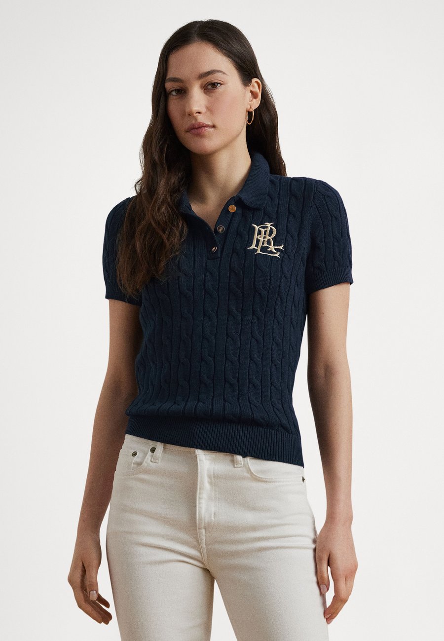 Поло Lauren Ralph Lauren CABLE KNIT COTTON POLO JUMPER, Navy/Dark Blue
Поло Lauren Ralph Lauren CABLE KNIT COTTON POLO JUMPER, Navy/Dark Blue