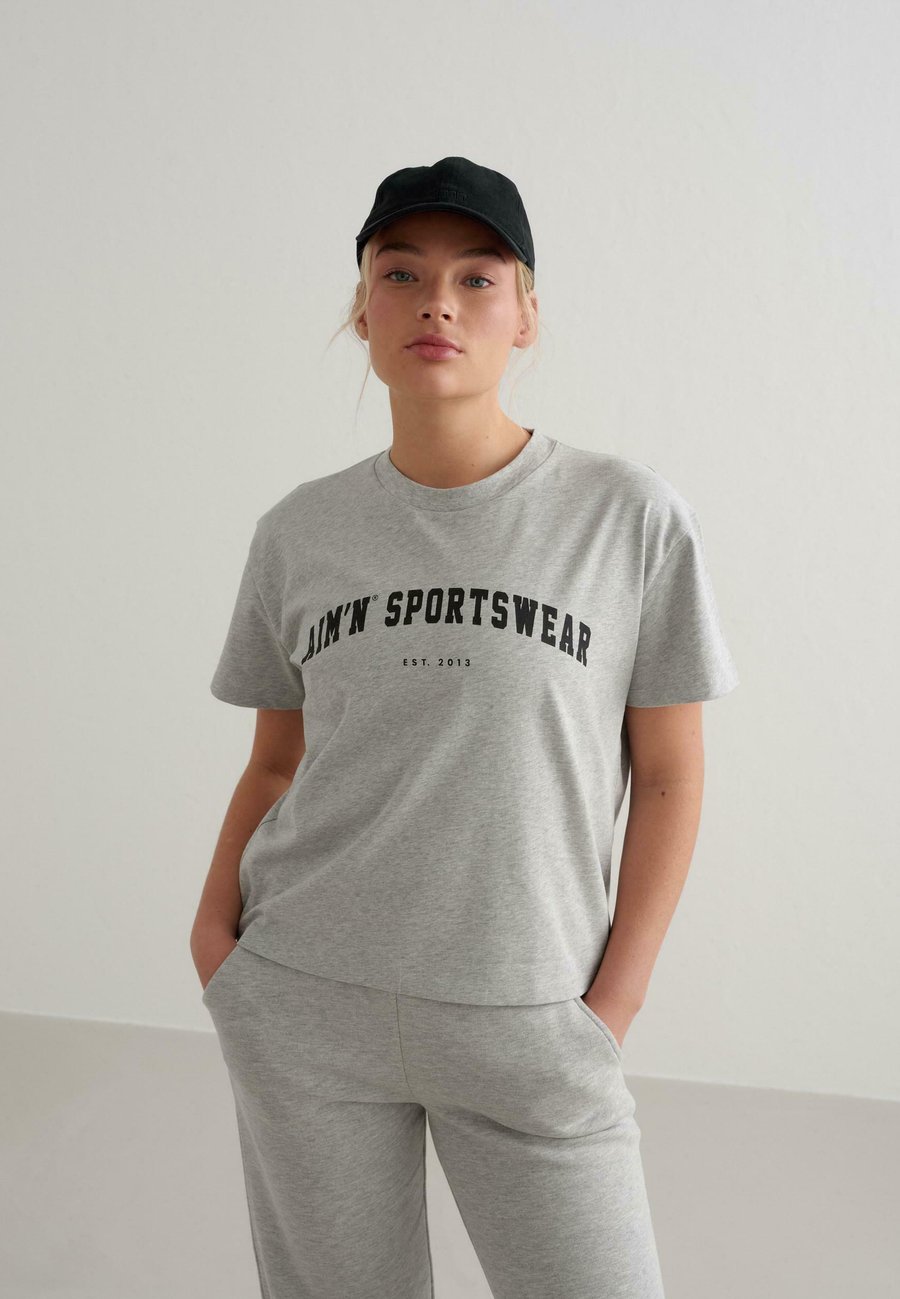 Футболка aim’n VARSITY BOXY, Grey, Серый, Футболка aim’n VARSITY BOXY, Grey
Футболка aim’n VARSITY BOXY, Grey, Серый, Футболка aim’n VARSITY BOXY, Grey