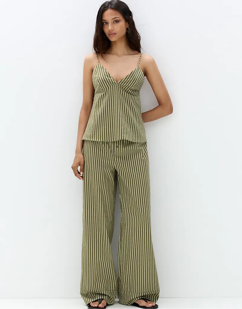 Полосатый топ на бретельках Pull&Bear зеленого цвета
Полосатый топ на бретельках Pull&Bear зеленого цвета