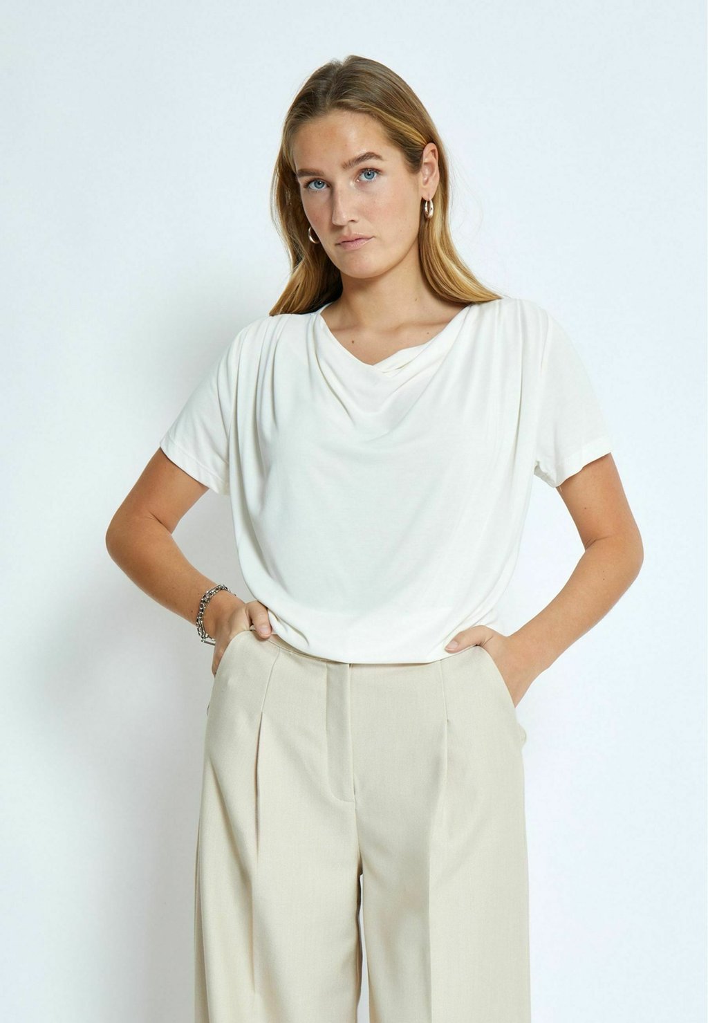 Базовая футболка SOLEIMA Minus, белый
Базовая футболка SOLEIMA Minus, белый