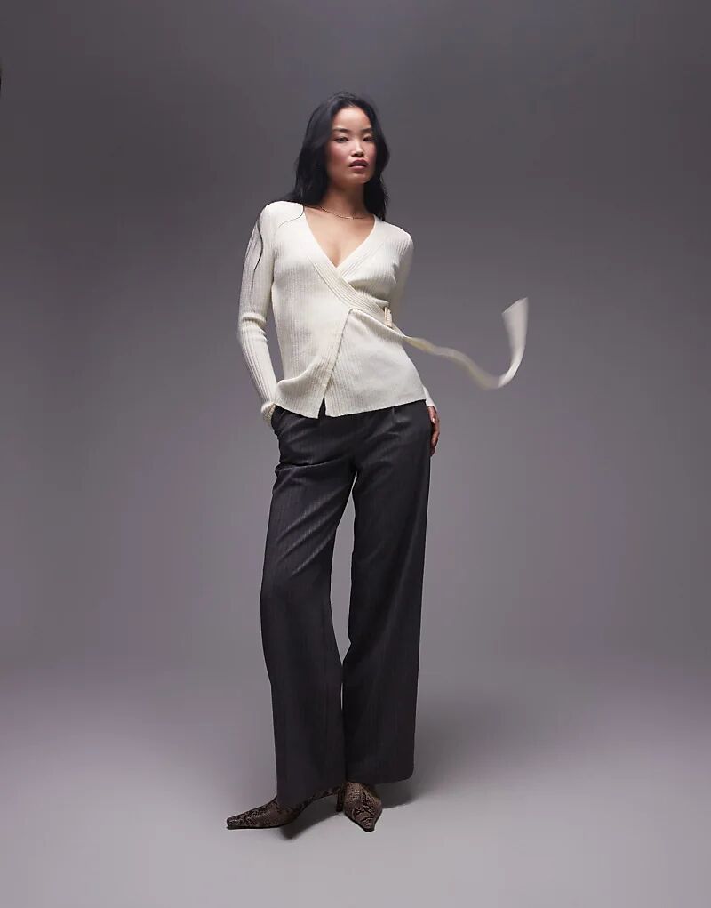 Кардиган с квадратной пряжкой и запахом белого цвета Mango
Кардиган с квадратной пряжкой и запахом белого цвета Mango