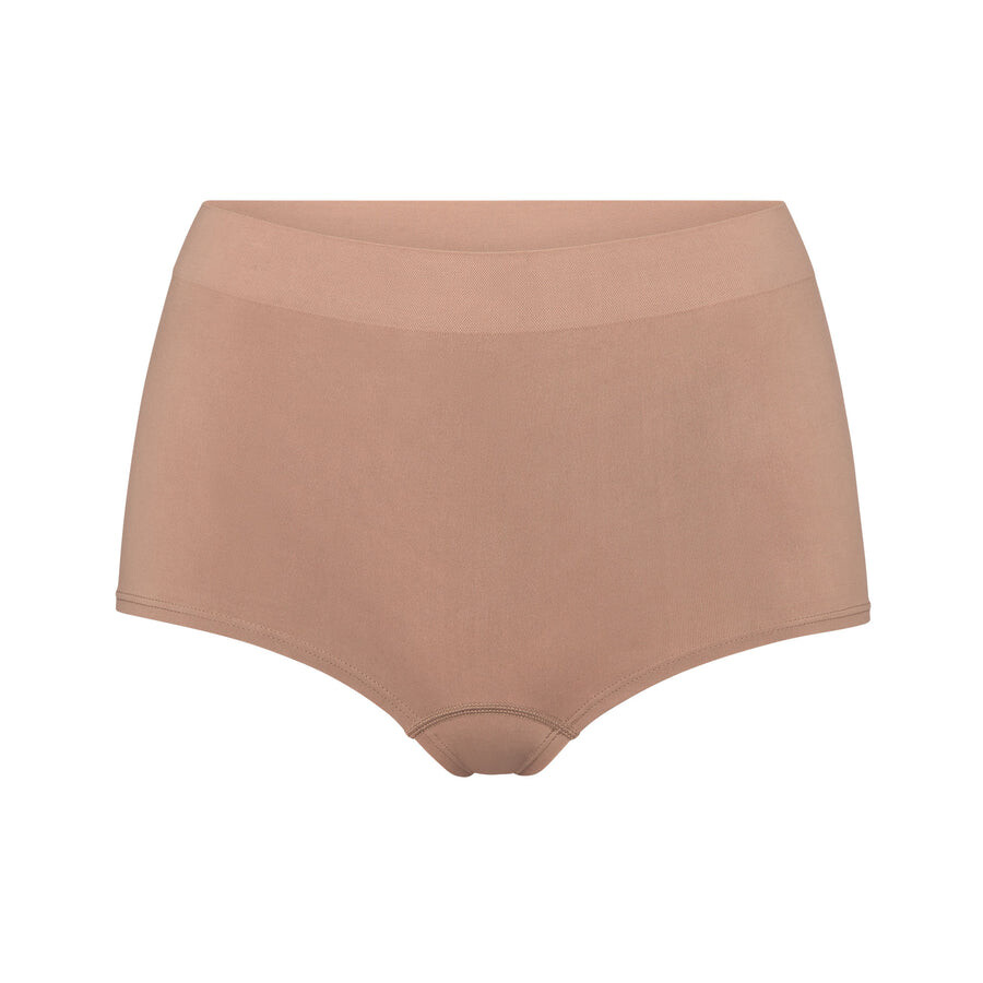 Шорты SKIMS Soft Smoothing Seamless, цвет Sienna
Шорты SKIMS Soft Smoothing Seamless, цвет Sienna