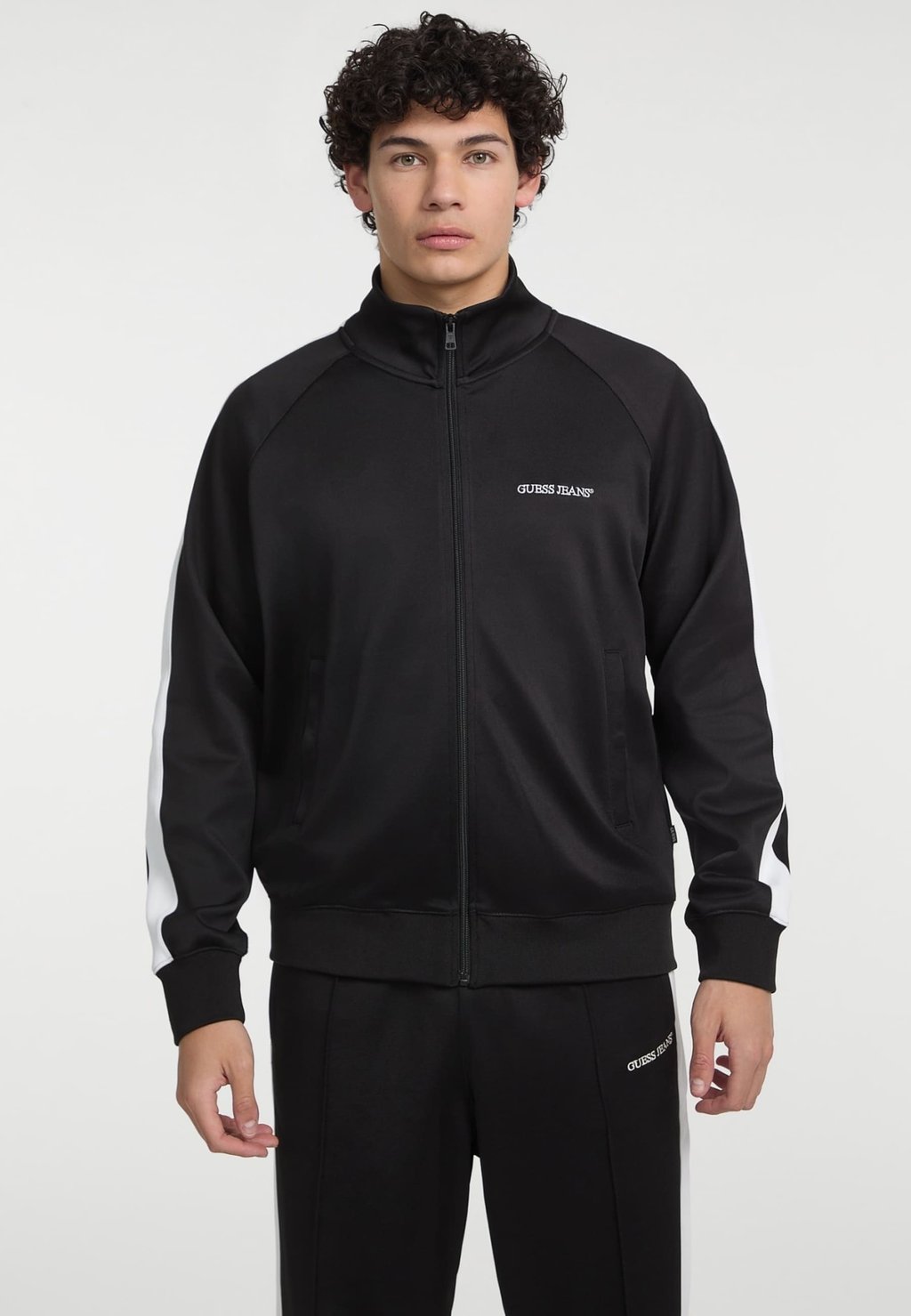 Толстовка на молнии MIT SEITLICHEM KONTRASTSTREIFEN Guess Jeans, черный
Толстовка на молнии MIT SEITLICHEM KONTRASTSTREIFEN Guess Jeans, черный