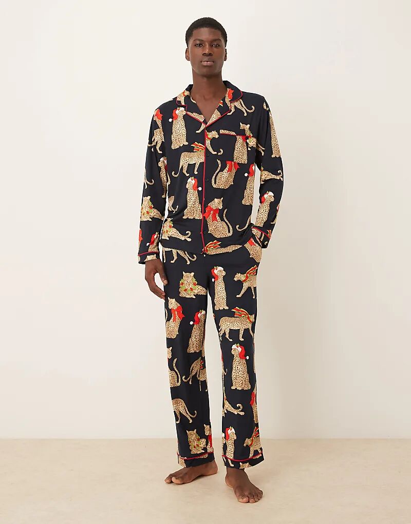 Пижамный комплект Chelsea Peers His & Hers из полиэстера с длинными рукавами и рождественским леопардовым принтом
Пижамный комплект Chelsea Peers His & Hers из полиэстера с длинными рукавами и рождественским леопардовым принтом