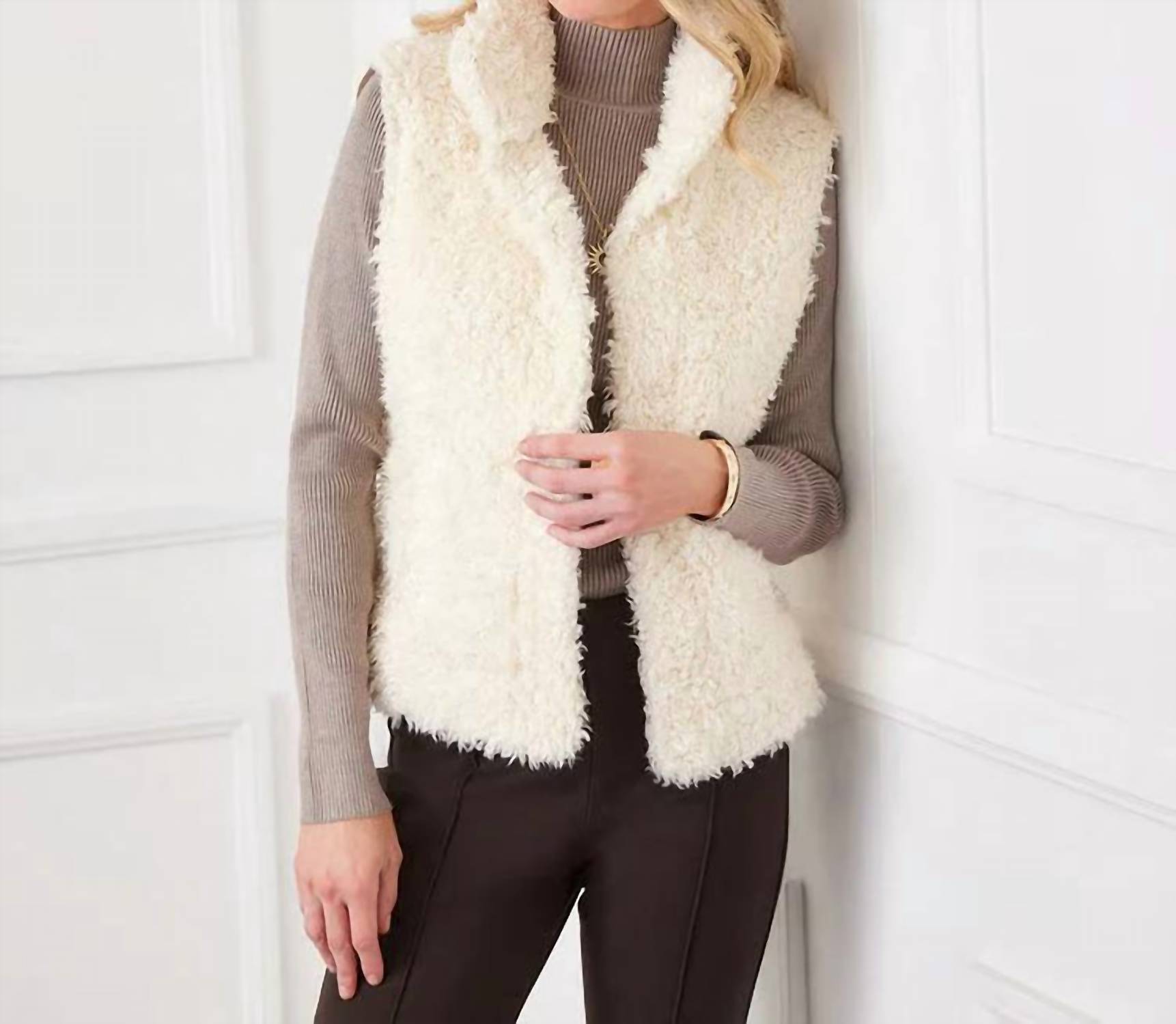 Искусственный жилет кремового цвета Karen Kane
Искусственный жилет кремового цвета Karen Kane