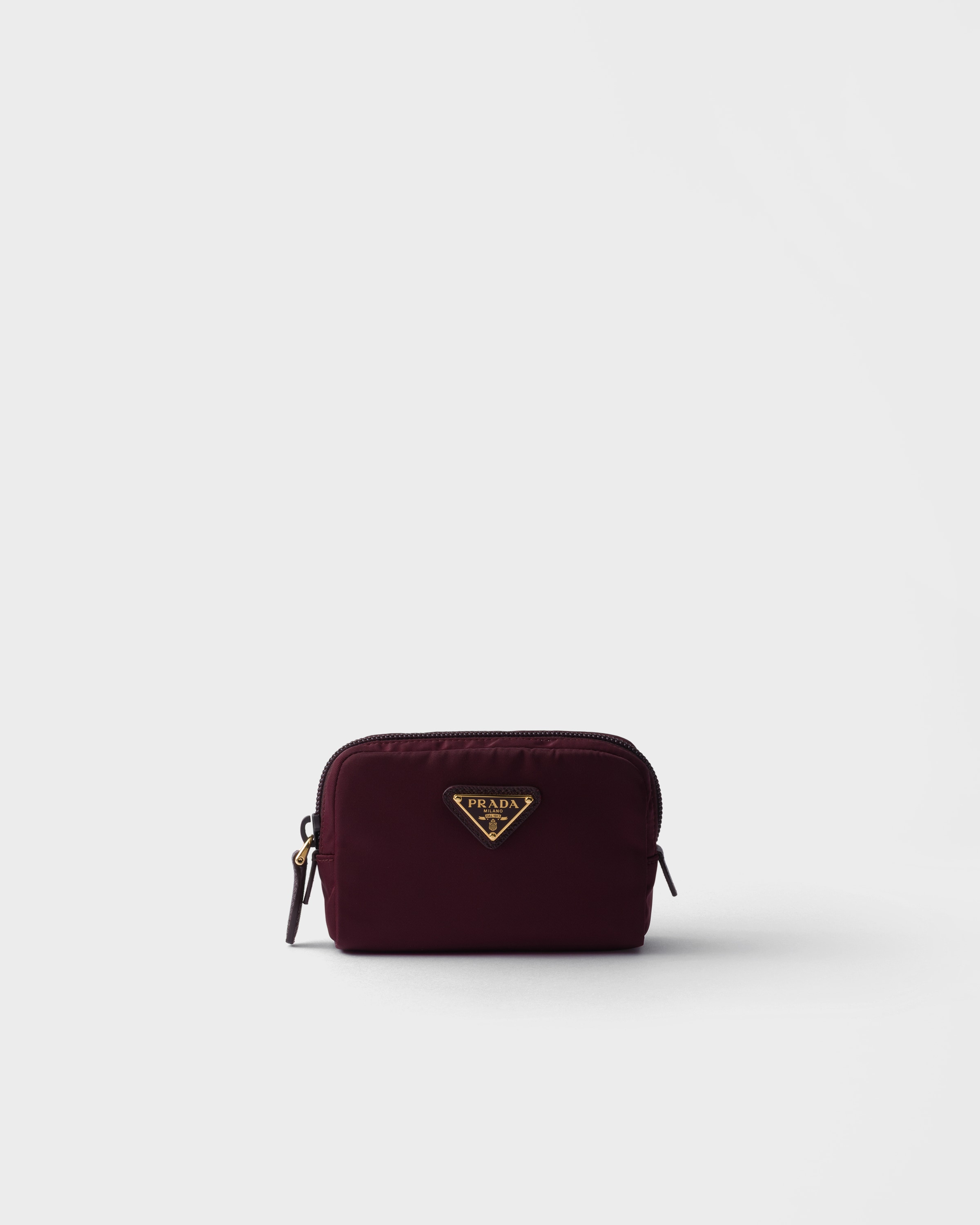 Микро-сумка из переработанного нейлона Prada, бордовый
Микро-сумка из переработанного нейлона Prada, бордовый