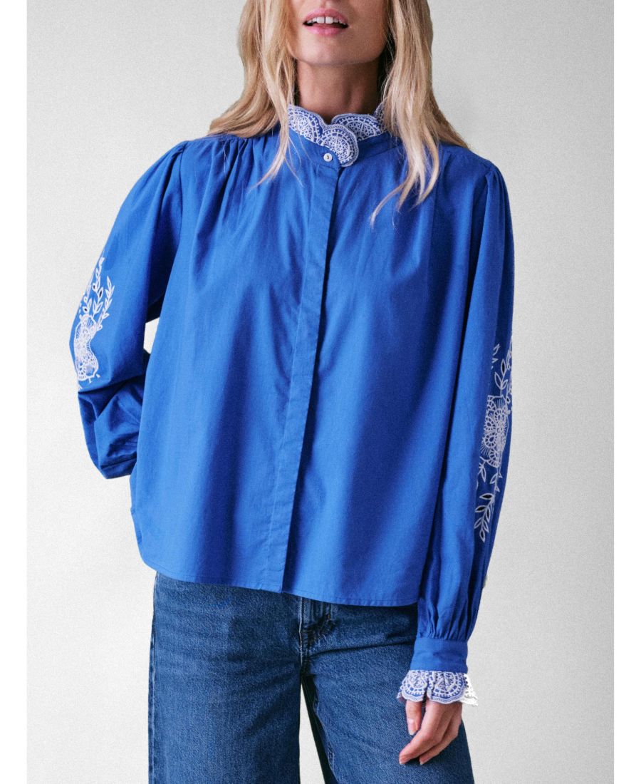 Женская хлопковая блузка Carla с отделкой драгоценными камнями Cape Cove, Cobalt blue
Женская хлопковая блузка Carla с отделкой драгоценными камнями Cape Cove, Cobalt blue