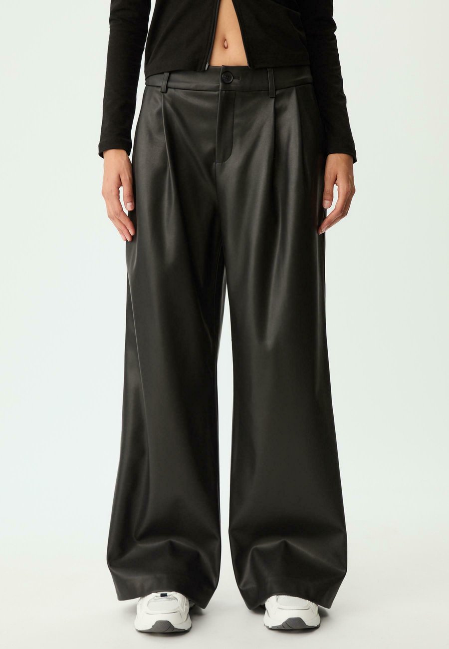 Брюки Stradivarius DARTED , Black
Брюки Stradivarius DARTED , Black