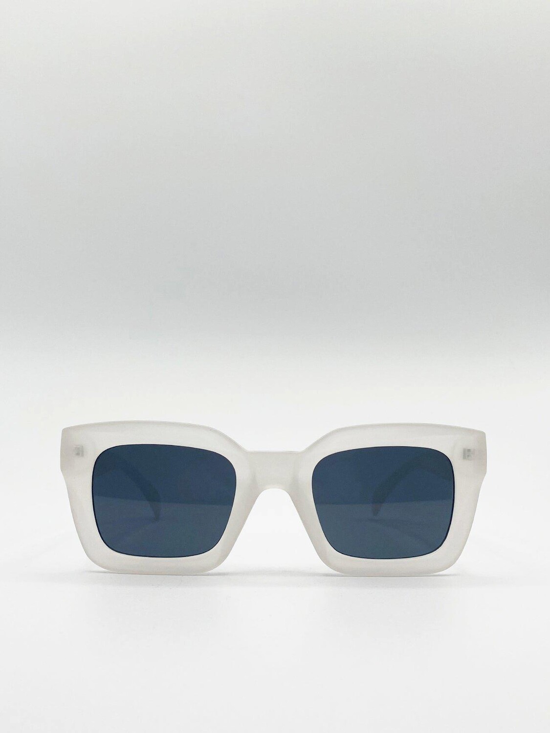 Массивные солнцезащитные очки Cateye в матовой хрустальной оправе SVNX, белый
Массивные солнцезащитные очки Cateye в матовой хрустальной оправе SVNX, белый