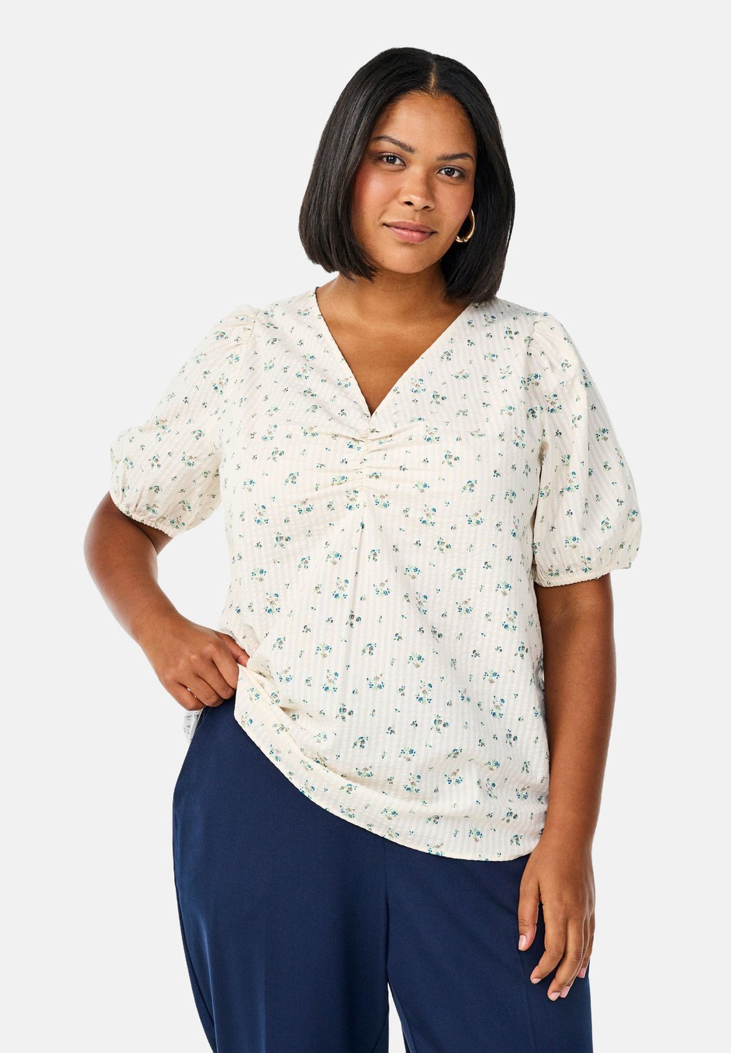 Блуза MIT KURZEN PUFFÄRMELN UND RAFFUNG Zizzi, кремовый
Блуза MIT KURZEN PUFFÄRMELN UND RAFFUNG Zizzi, кремовый