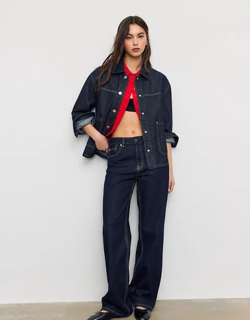 Джинсовая куртка Stradivarius с карманами из денима синего полосатого цвета
Джинсовая куртка Stradivarius с карманами из денима синего полосатого цвета