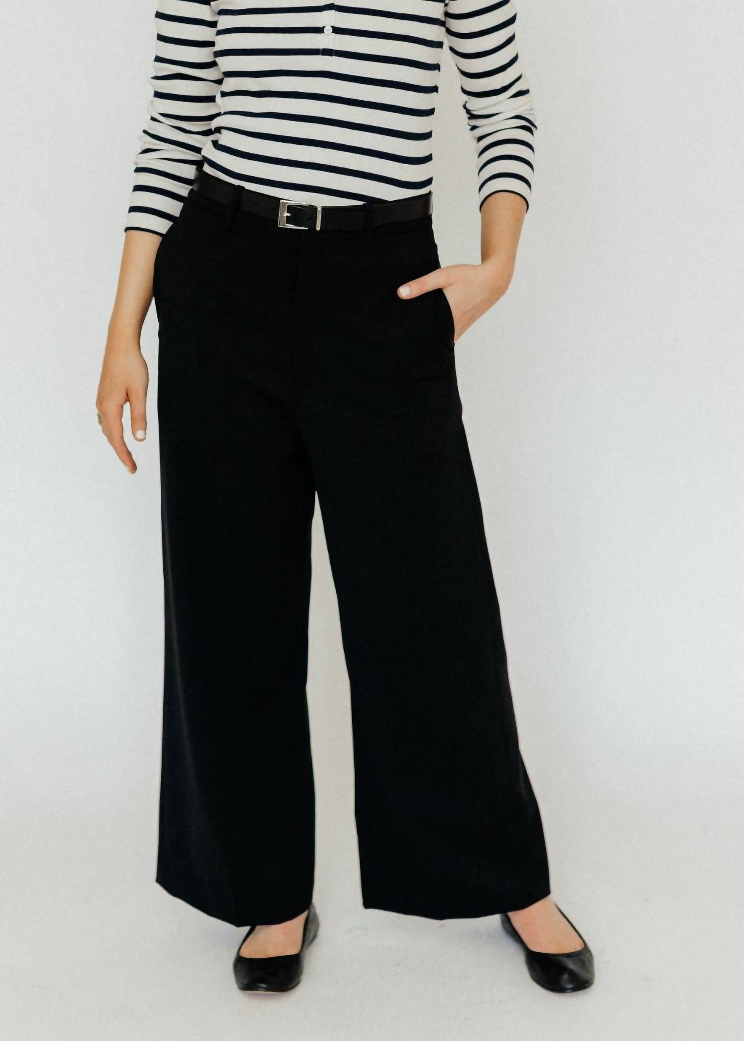 Изумрудные брюки черного цвета NILI LOTAN
Изумрудные брюки черного цвета NILI LOTAN