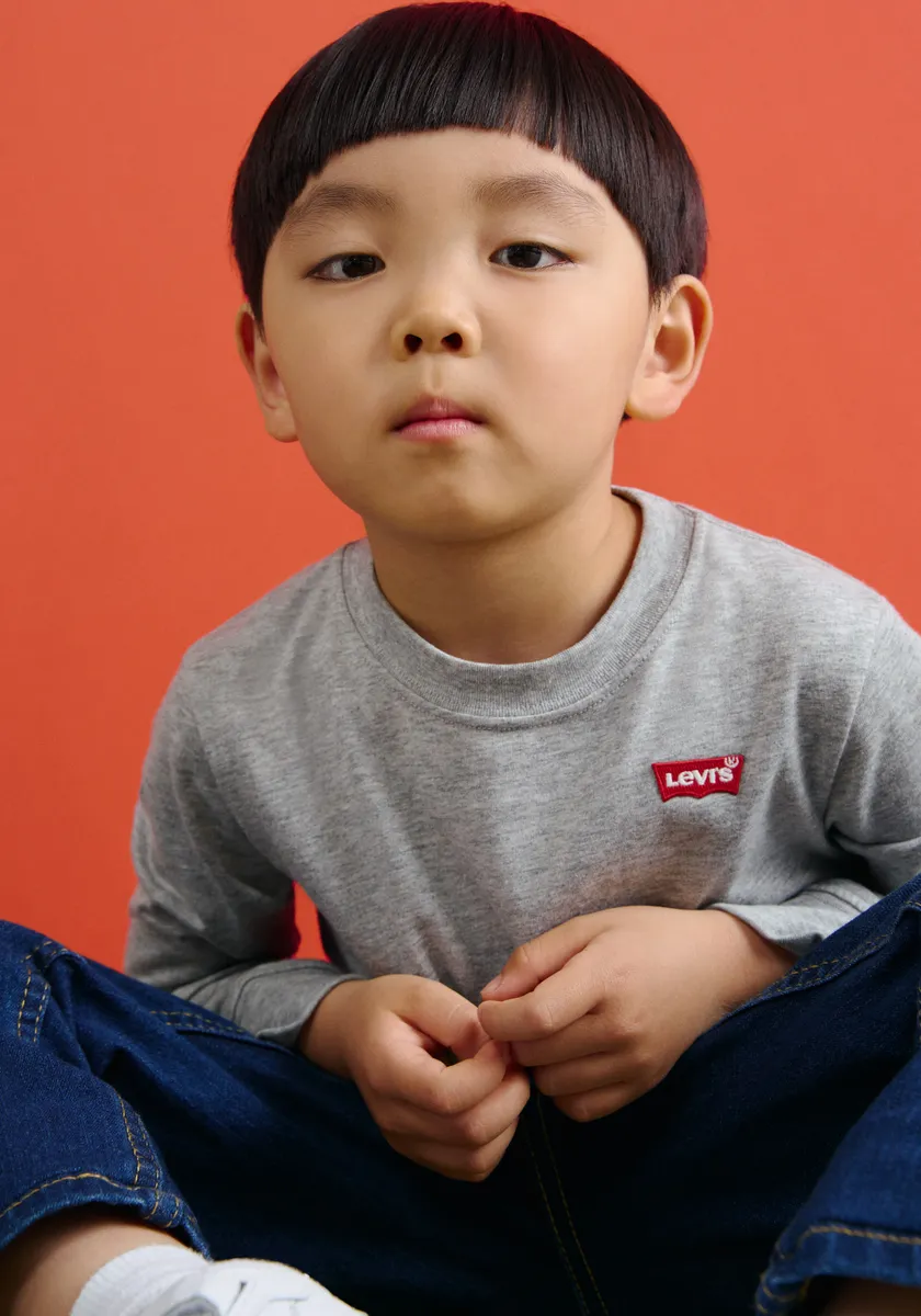 Детская рубашка с длинными рукавами Levi's "LVB LS GRAPHIC TEE SHIRT", для МАЛЬЧИКОВ Levi'S Kids, серый
Детская рубашка с длинными рукавами Levi's "LVB LS GRAPHIC TEE SHIRT", для МАЛЬЧИКОВ Levi'S Kids, серый